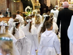 "Dzieci patrzą na rodziców". Ksiądz o tym, co jest ważne w I Komunii i jak powinno się ją celebrować