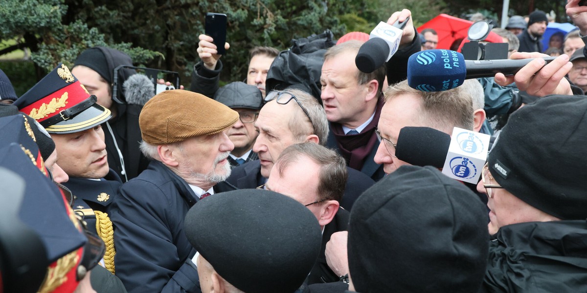 Antoni Macierewicz był jednym z bardziej krewkich uczestników ataków na funkcjonariuszy Straży Marszałkowskiej