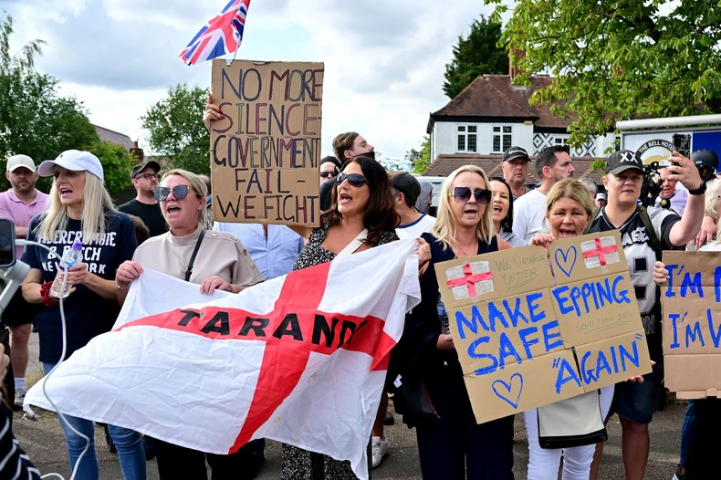 Protest ispred hotela "Bel" u Epingu 20. jula