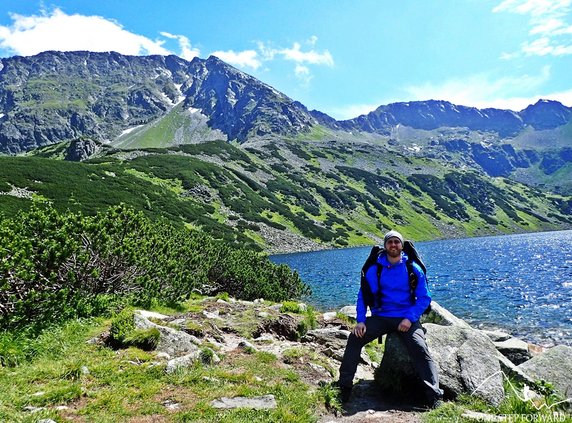 W tle Miedziane górujące nad całą Doliną Pięciu Stawów. Po prawej – Szpiglasowy Wierch (2176 m n.p.m.)