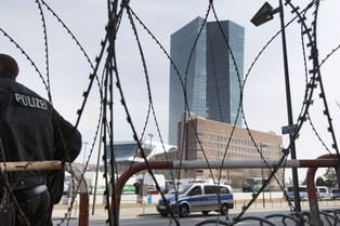 Władcy pieniędzy. Po co nam banki centralne?