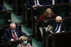 Kontrowersyjna ustawa o służbie zagranicznej przyjęta. Kaczyński pomylił się podczas głosowania