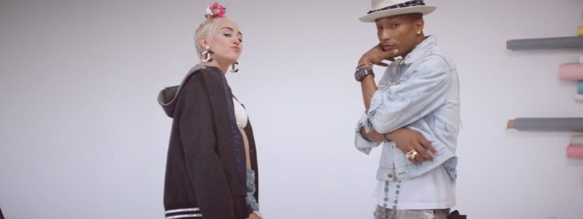 Miley Cyrus i Pharrell Williams w teledysku "Come Get It Bae"