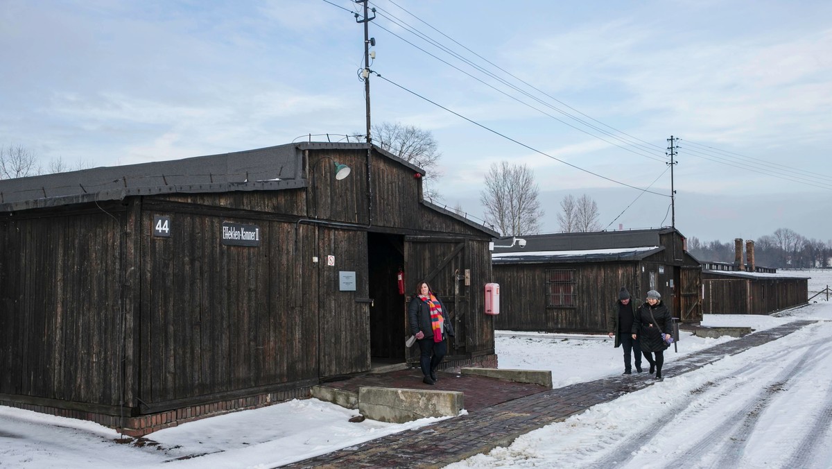 75. rocznicę pacyfikacji wsi Dziesiąta (obecnie dzielnica Lublina) uczczono w dzisiaj w Muzeum na Majdanku. Podczas pacyfikacji około stu mieszkańców wsi trafiło do niemieckiego obozu koncentracyjnego na Majdanku, a ich ziemia posłużyła do rozbudowy obozu.