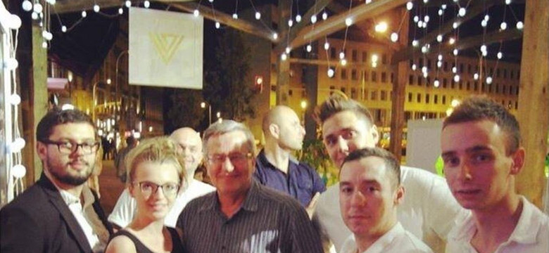 Prezydent z drinkiem na placu Trzech Krzyży. Swobodny i wyluzowany