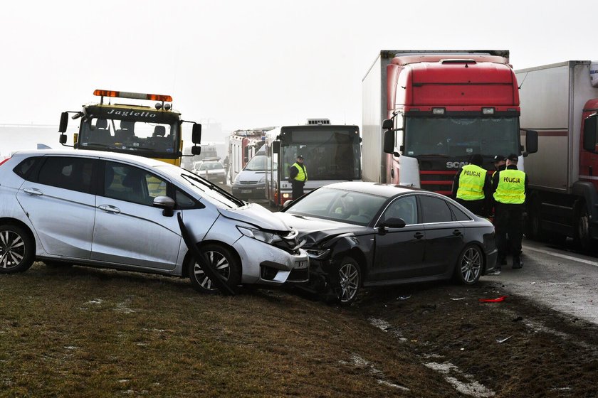 Karambol na A1. Ponad 70 rozbitych aut niedaleko Piotrkowa Trybunalskiego.