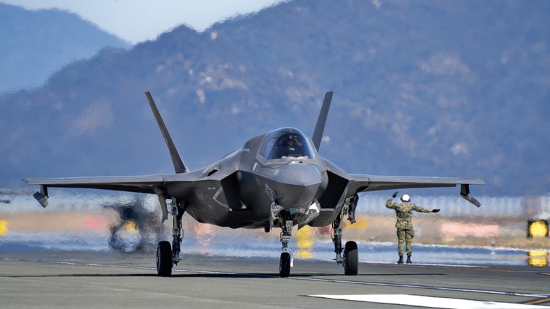 F-35B Lightning II podczas kołowania w bazie USMC w Iwakuni w Japonii. W ramach programu F-35 powstały trzy samoloty: F-35A, F-35B oraz F-35C. Widoczny na zdjęciu F-35B ma możliwość pionowego startu.