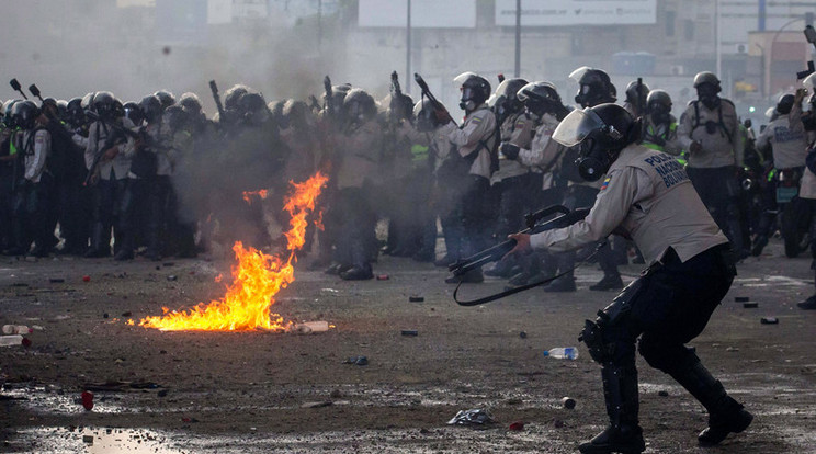 Egy korbbi heves összetűzés a tüntetők és a rendőrök között Venezuelában /Fotó:  MTI