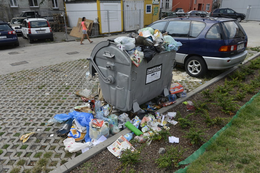 Śmieci wysypują się z kontenera na wrocławskim Nadodrzu