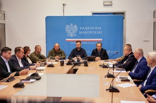 Black Hawk i dwa inne śmigłowce będą podejmować ludzi z dachów. Dramatyczna sytuacja na południu Polski