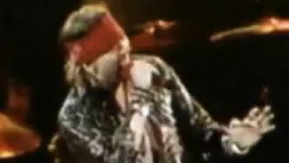 Kínos! Leküldték a Guns N’ Rosest a színpadról