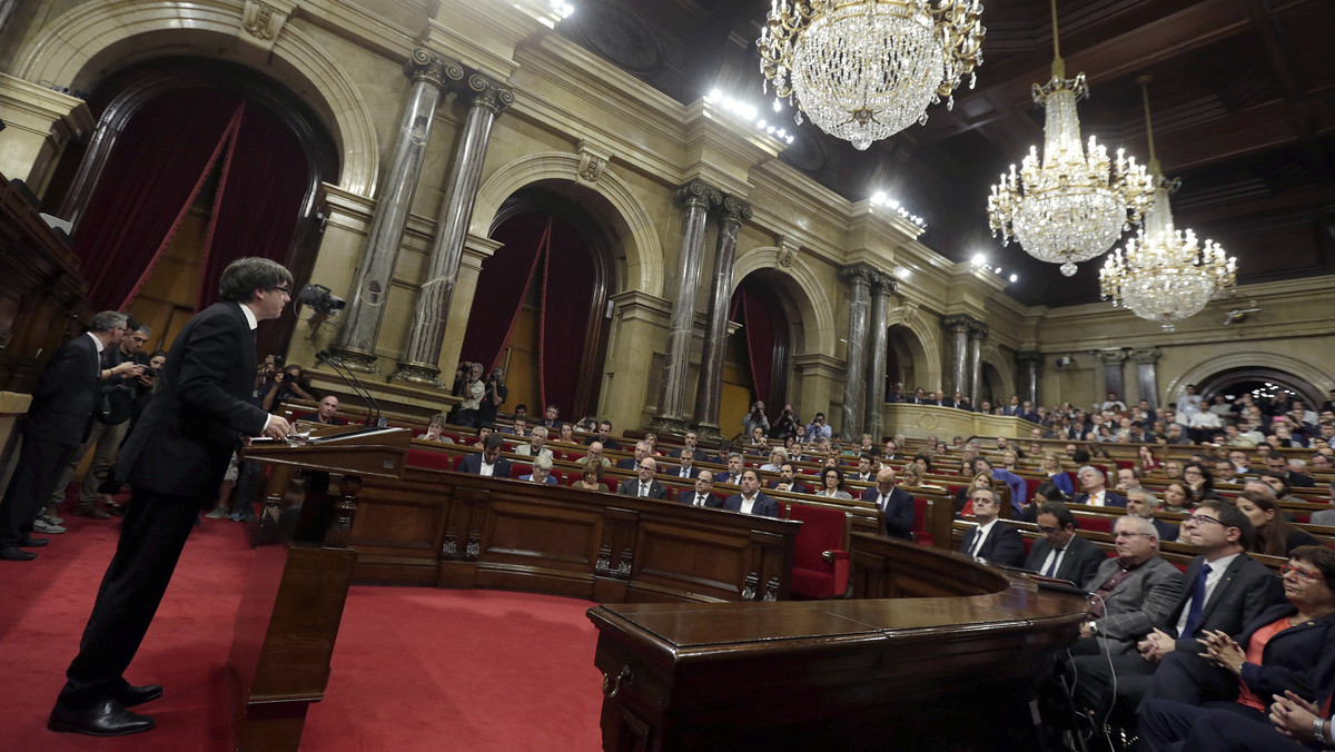 Szef rządu Katalonii Carles Puigdemont zwrócił się dziś do katalońskiego parlamentu o mandat do ogłoszenia niepodległości, lecz zaproponował, by parlament zawiesił skutki deklaracji niepodległości w celu rozpoczęcia rozmów.