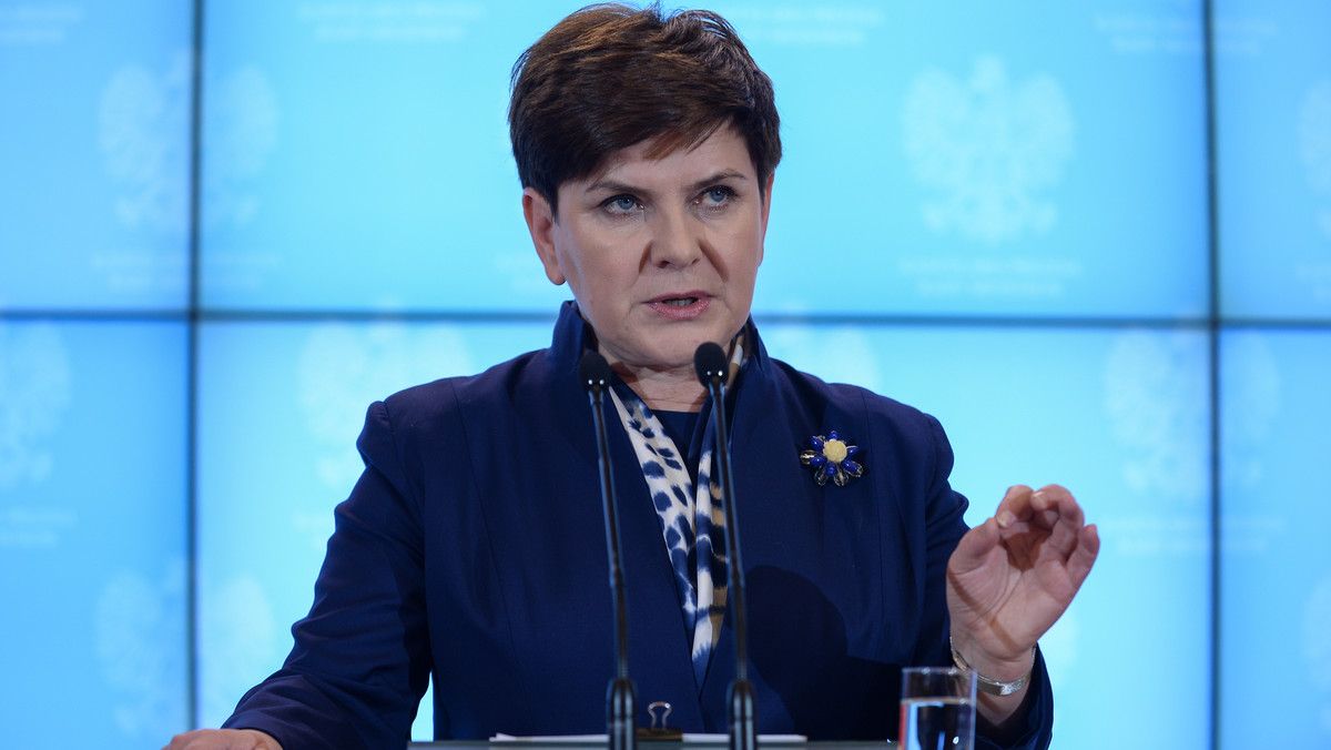 Komisja Europejska mówi o wstępnej ocenie sytuacji; nie została wszczęta procedura nadzoru wobec Polski - podkreśliła dziś premier Beata Szydło. Zadeklarowała, że polski rząd będzie nadal prowadził "aktywny dialog" z KE i przekaże jej wszelkie informacje.