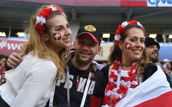 Navijač Srbije sa navijačicama Švajcarske