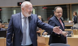 Nie ma zgody między Junckerem a Timmermansem w sprawie Polski? KE zaprzecza