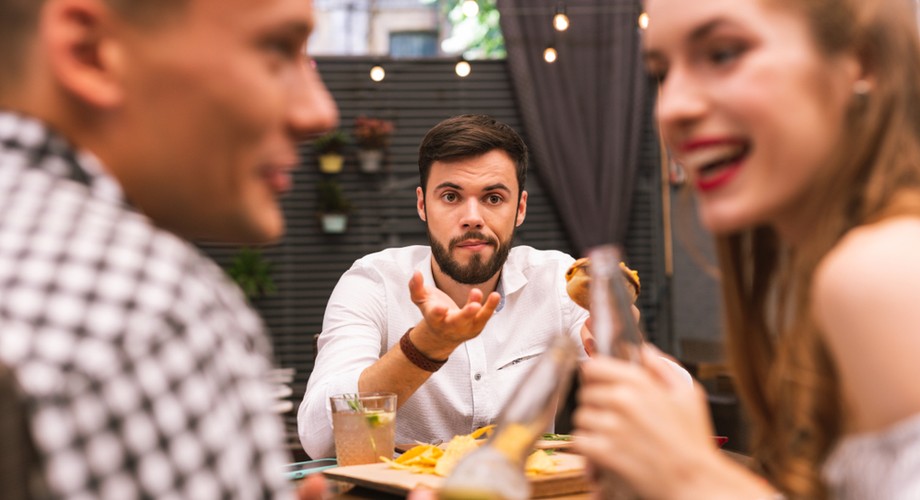 Ona flirtuje z innymi, on się zamartwia. Kto naprawdę ma problem?