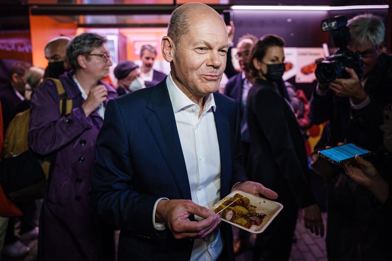 Kanclerz Niemiec Olaf Scholz zajada się słynną berlińską "currywurst" (zdj. archiwalne)