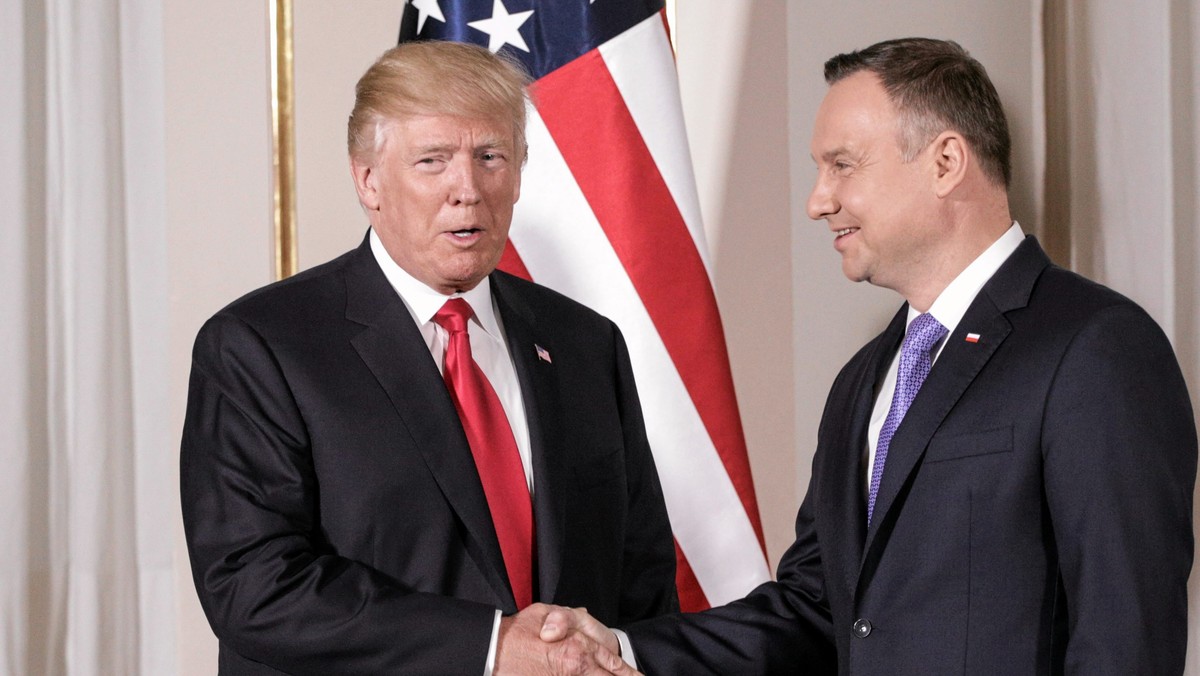 Prezydent Andrzej Duda rozmawiał telefonicznie z prezydentem Donaldem Trumpem o współpracy polsko-amerykańskiej w dobie epidemii, zaangażowaniu NATO w walce z koronawirusem i współpracy gospodarczej - przekazał  szef gabinetu prezydenta Krzysztof Szczerski.