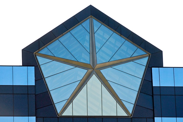 Legendarna amerykańska marka motoryzacyjna na początku lat ’80 XX wieku znalazła się na krawędzi bankructwa. Cudotwórcą, który miał uratować Chryslera przed najgorszym scenariuszem, okazał się Lee Iacocca. Amerykański biznesmen pełnił wcześniej funkcję prezesa Forda, ale w 1978 roku został wyrzucony z firmy przez Henry’ego Forda II.
<br><br>
Iacocca szybko zorientował się, że Chrysler nie przetrwa na rynku bez dodatkowego kapitału. W 1979 roku złożył wniosek do amerykańskiego Kongresu, w którym ubiegał się o 1,5 mld dolarów kredytu. Otrzymawszy te pieniądze, nowy prezes Chryslera rozpoczął trudny proces restrukturyzacji firmy. Obejmował on między innymi grupowe zwolnienia pracowników, jak również renegocjację kontraktów z dostawcami, kredytodawcami i związkami zawodowymi. Iaocca wprowadził do sprzedaży dwa nowe modele samochodów – K-car oraz minivana. 
<br><br>
Chrysler odzyskał swoją rentowność w 1982 roku i spłacił wszystkie kredyty w ciągu trzech kolejnych lat. Niestety historia Chryslera nie kończy się zbyt pomyślnie. W 1998 roku doszło do jego fuzji z niemieckim koncernem DaimlerBenz. Przedsiębiorstwo to zbankrutowało w 2009 roku, a kapitał Chryslera trafił w ręce Fiata.