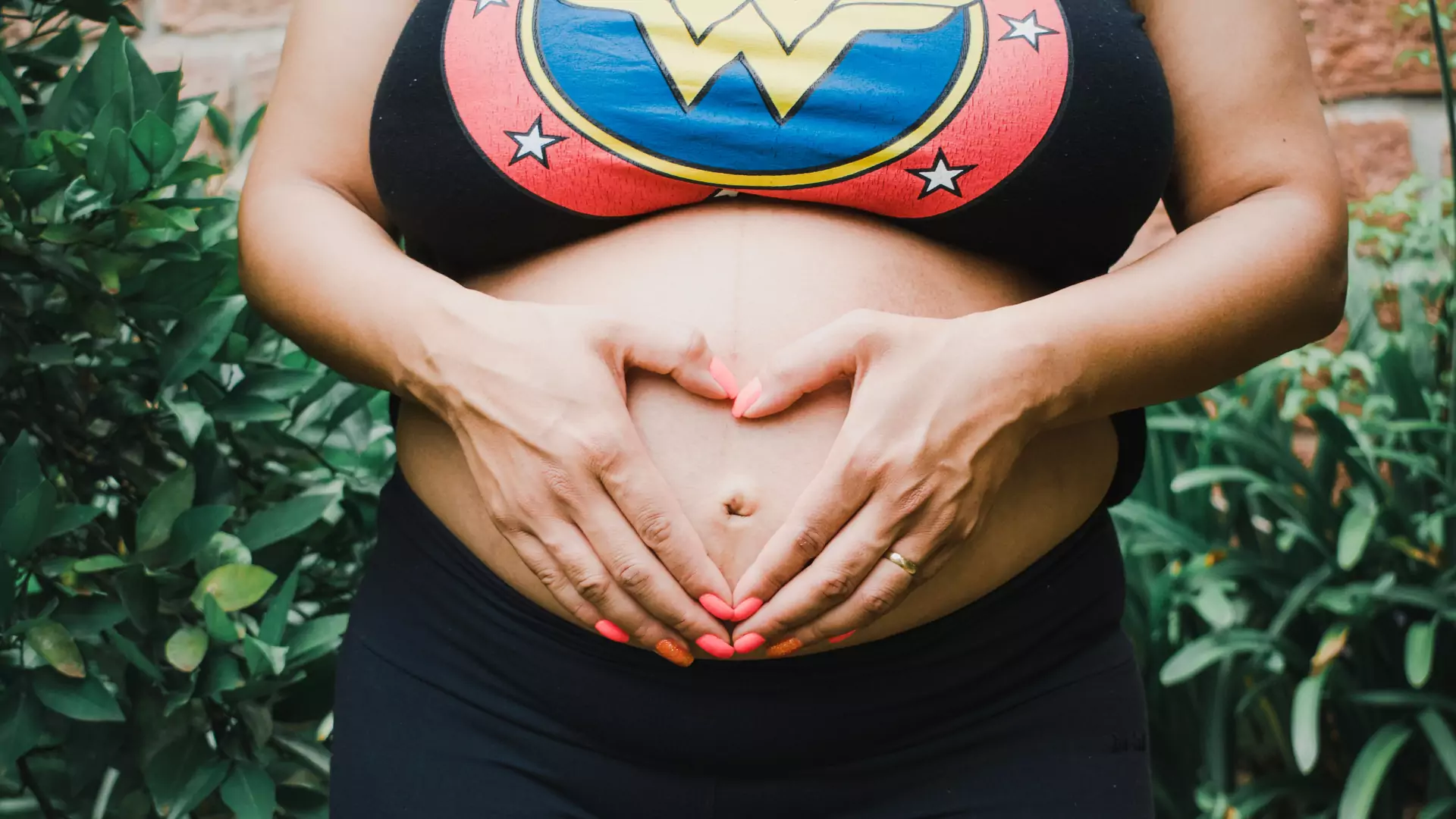 Ciąża i poród naznaczają ciało, ale kobiety nie zawsze chcą o tym mówić