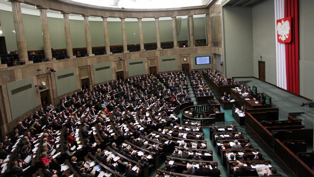 Polska Jest Najważniejsza postuluje ograniczenie liczby posłów o połowę, nową konstrukcję Senatu oraz referendum, mające przesądzić m.in. konstytucyjną rolę prezydenta. Chce też zniesienia Trybunału Stanu, którego kompetencje przejąłby Trybunał Konstytucyjny.