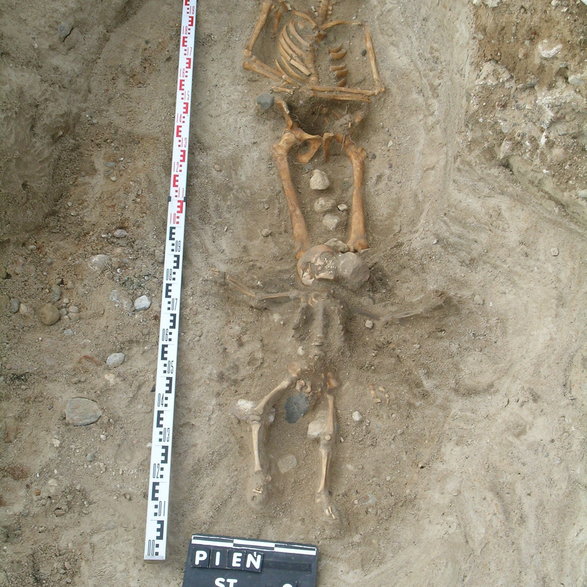 Groby z podbydgoskiej wsi: mężczyzny, któremu w nogach położono dziecko z rękoma w pozycji jakby było ukrzyżowane. Zdjęcia dzięki uprzejmości TSE „EWOLUCJA”.