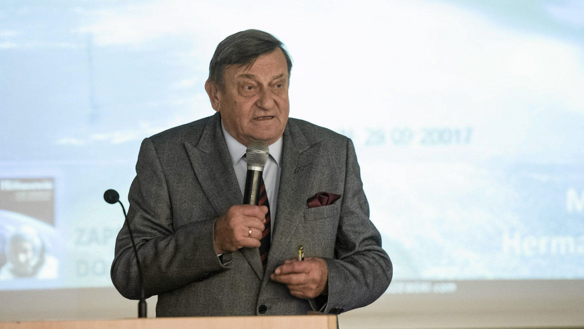Za sprawą nowych przepisów autorstwa Prawa i Sprawiedliwości, Mirosław Hermaszewski może stracić stopień generalski. Rząd pracuje nad projektem ustawy, która zdegraduje do stopnia szeregowców członków Wojskowej Rady Ocalenia Narodowego. Kosmonauta sprawy nie komentuje – informuje "Super Express".