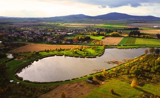 Zalew w Jordanowie Śląskim. Cisza, natura i baranek z historią