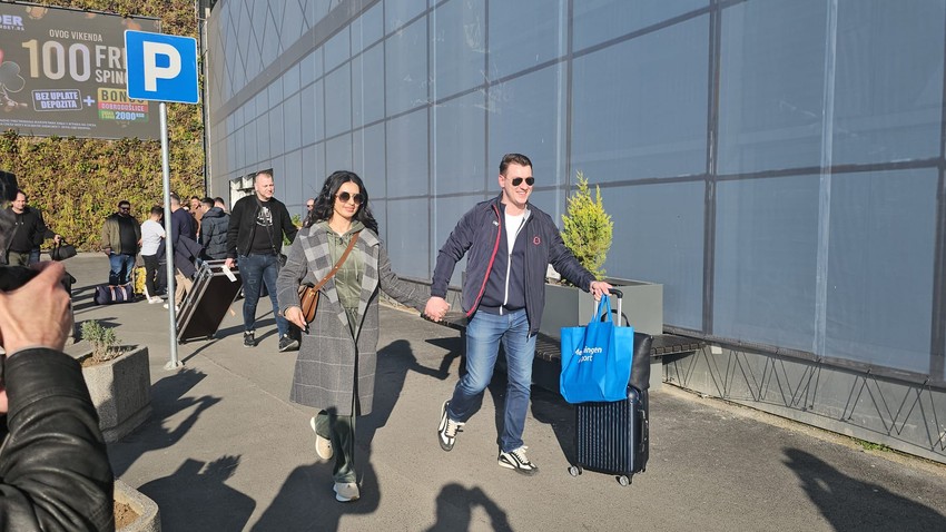 Tanja Savić sa dečkom na aerdromu "Nikola Tesla"