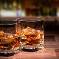 Whisky nie pochodzi ze Szkocji. Skąd się wziął ten trunek?