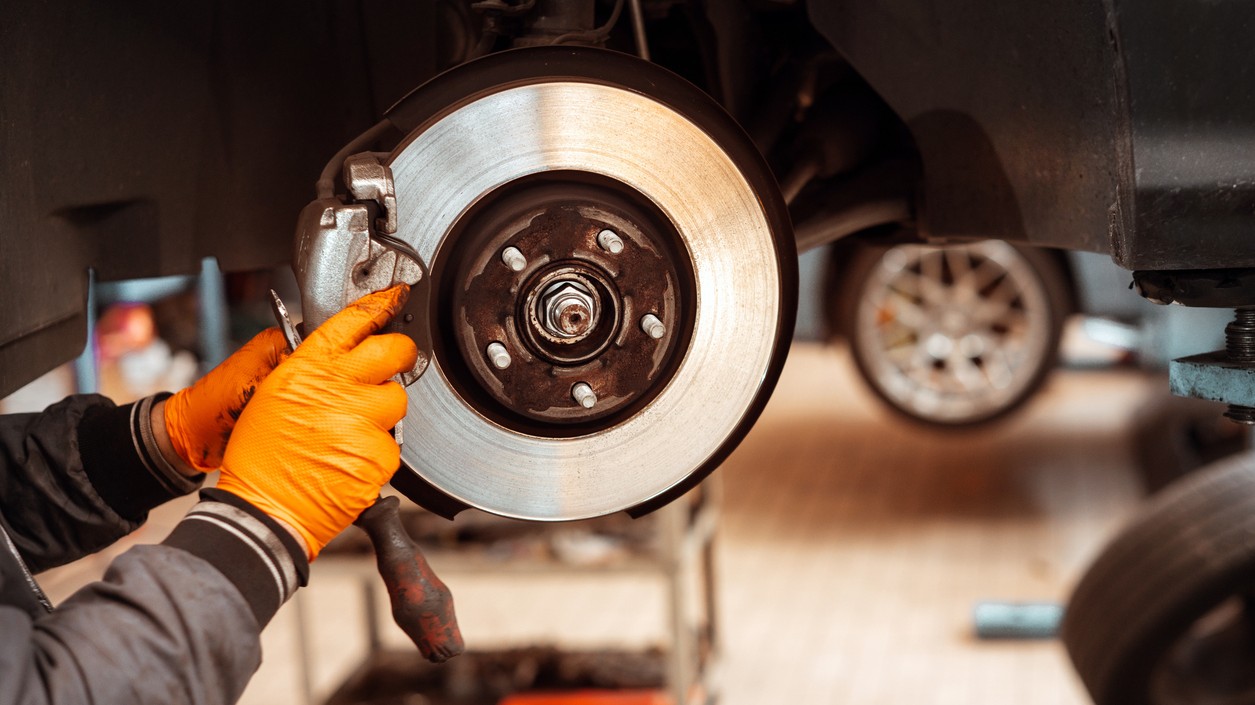 Neodborná výmena bŕzd často končí drahými opravami kvôli zanedbaniu čistoty dosadacích plôch náboja. Vodiči by mali v roku 2026 uprednostniť profesionálny servis pred rizikovými domácimi opravami.
