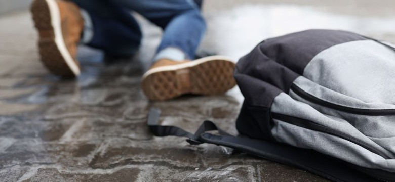 Wywrócenie się na oblodzonym chodniku. Kiedy należy się odszkodowanie?