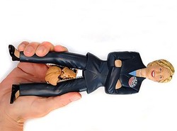 Hillary Clinton kruszy orzechy między nogami