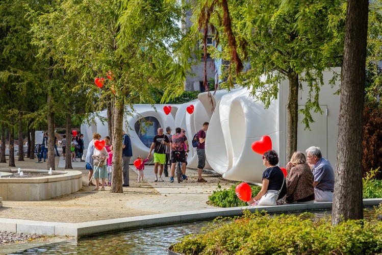 Integralną częścią całego kompleksu jest plac Europejskiego, który znajduje się między budynkami. To pierwszy ogólnodostępny plac miejski w Warszawie budowany w takiej skali w powojennej historii stolicy. Plac ma powierzchnię 4 tys. mkw. Znajdują się tu m.in. amfiteatr, nowoczesne fontanny, restauracje, meble miejskie, dużo zieleni, i prywatna stacja rowerowa.