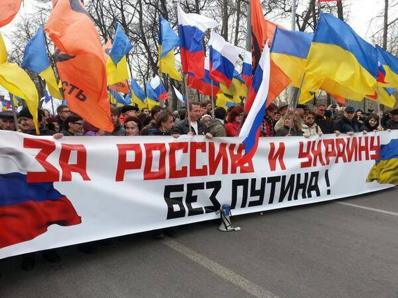 Uczestnicy tak zwanego "marszu pokoju" domagają się zaniechania przez rosyjskie władze jakichkolwiek prób ingerowania w wewnętrzne sprawy Ukrainy