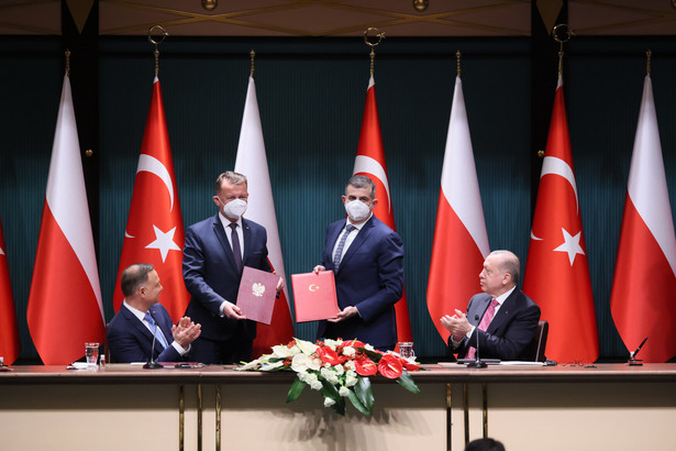 Ankara, Turcja, 24.05.2021. Prezydent RP Andrzej Duda (L), prezydent Republiki Turcji Recep Tayyip Erdogan (P), minister obrony narodowej Mariusz Błaszczak (2L) i prezes zarządu koncernu zbrojeniowego Baykar Haluk Bayraktar (2P)