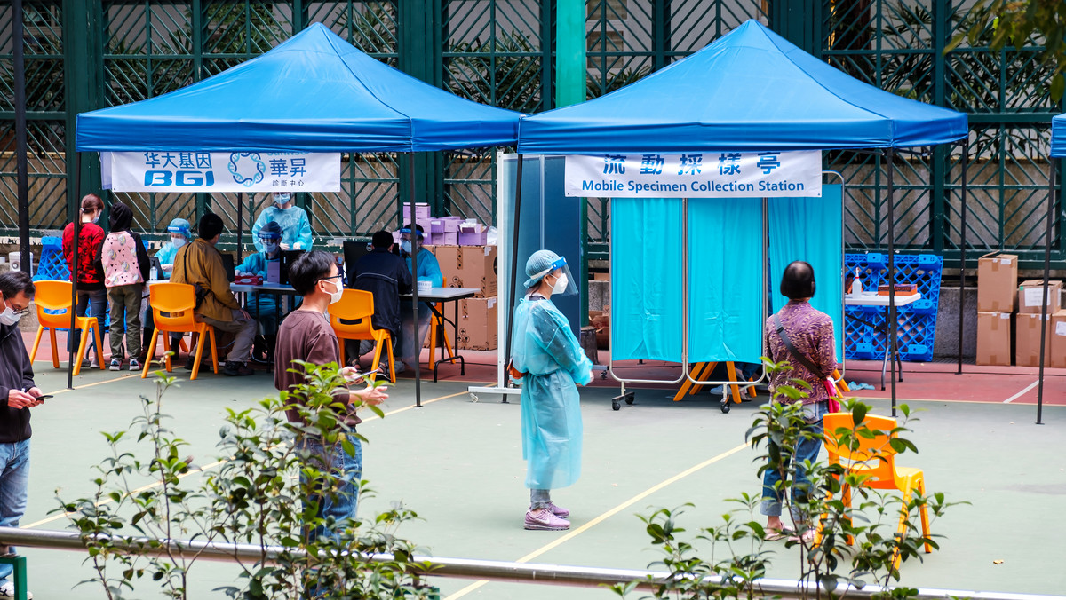 Hongkong. Nowa fala zakażeń COVID-19. Zakłócenia w dostawach żywności