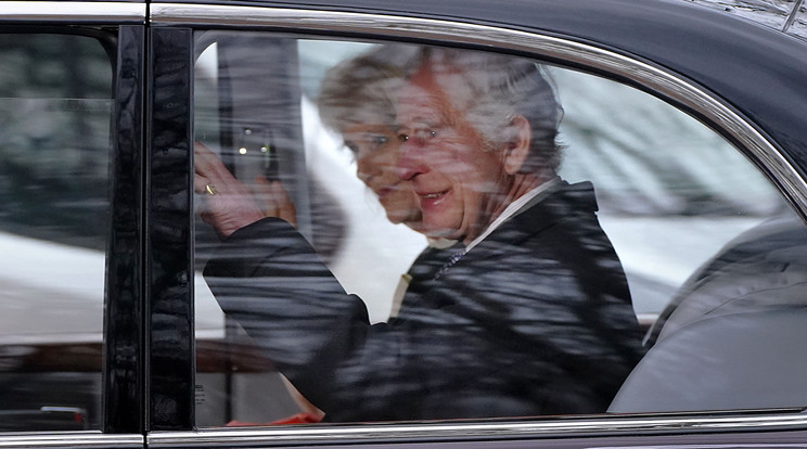 Károly király elhagyta a Clerance házat, ahova családtagjaihoz érkezett tárgyalni / Fotó: Getty Images /