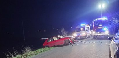 Traktor z rozrzutnikiem wjechał wprost w osobówkę. Tragiczny finał