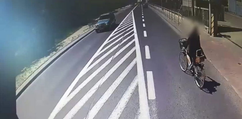 Autobus miejski potrącił rowerzystkę. Przerażające nagranie z Ostródy [WIDEO]