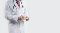 ZUS masowo kontroluje zwolnienia z tym kodem. Za co możesz stracić prawo do świadczenia?