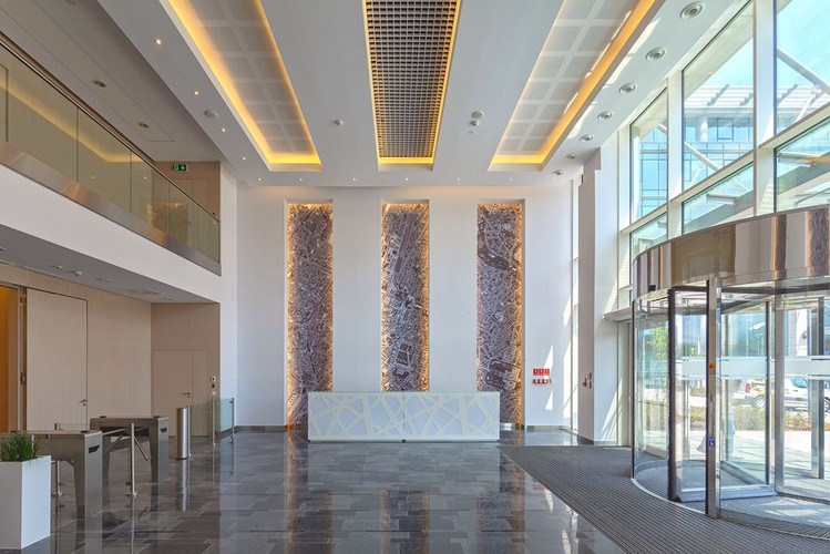 Siedziba T-Mobile od początku projektowana była zgodnie z wytycznymi certyfikatu, jednak deweloper przeprowadził proces certyfikacji dopiero po zakończeniu budowy. Budynek charakteryzuje się niskim zużyciem energii. Na terenie inwestycji dostępne są na przykład parkingi i prysznice dla ponad 140 rowerzystów oraz blisko 1300 miejsc parkingowych dla samochodów.