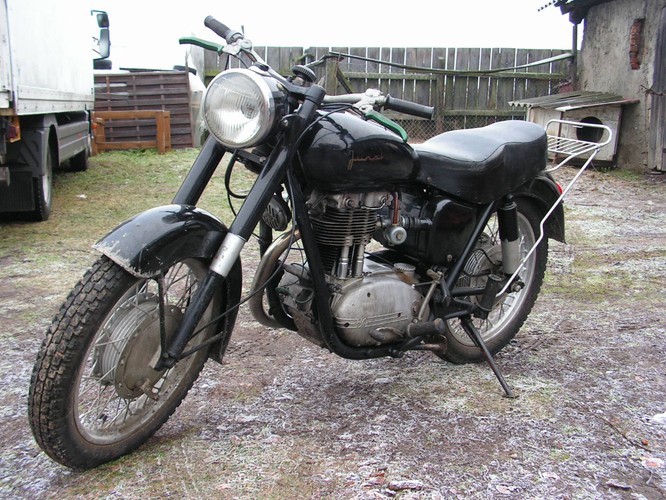 Junak – początek seryjnej produkcji tego kultowego motocykla przypada na rok 1957. Pierwszą sztukę wysłano za granicę trzy lata później, a w całym 1960 roku wyeksportowano 844 sztuki, z czego większość, bo aż 600 sztuk, trafiła do Mongolii. W kolejnych latach wiele Junaków wyeksportowano do Węgier, Bułgarii, Wenezueli, do Turcji, na Kubę, a nawet do USA. Junak M10 z 1961, Autor: Golot, licencja CC-BY-SA-2.5,2.0,1.0, Wikimedia Commons
