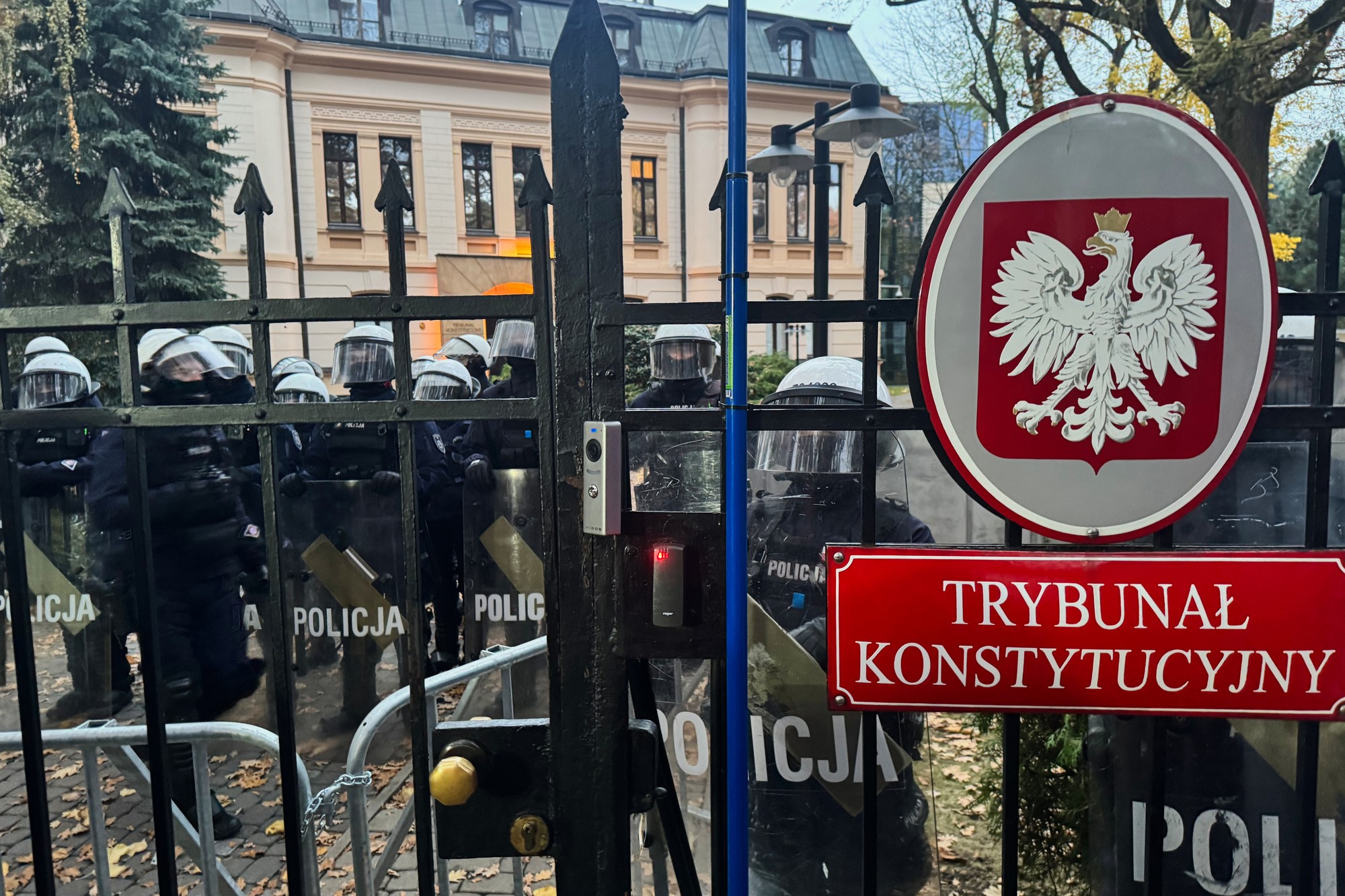 Policajti strážia vchod do poľského Ústavného súdu vo Varšave.