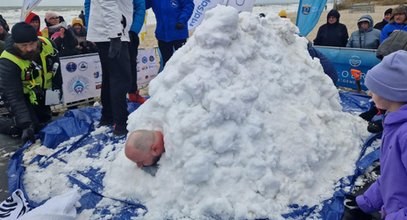 Iceking spędził dwie godziny w śniegu po szyję. Miał na sobie tylko szorty. Pobił rekord świata