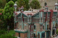 Model Casa Vicens w parku rozrywki