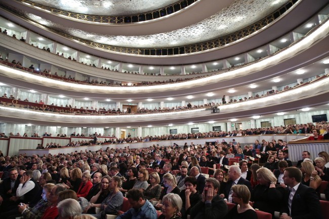 Ive Mendes podczas koncertu w Warszawie; Teatr Wielki - 20 listopada 2016