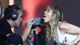 A cicit villantó Miley Cyrus olyat produkált a Glastonbury fesztiválon, amitől még a rajongói is a fejüket vakarták, hogy ez meg micsoda – fotók