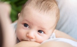 Trzeba być na specjalnej diecie? Co może jeść kobieta karmiąca piersią?