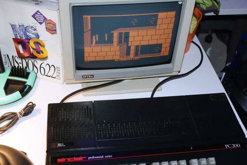 Sinclair PC200 z legendarną grą "Prince of Persia".